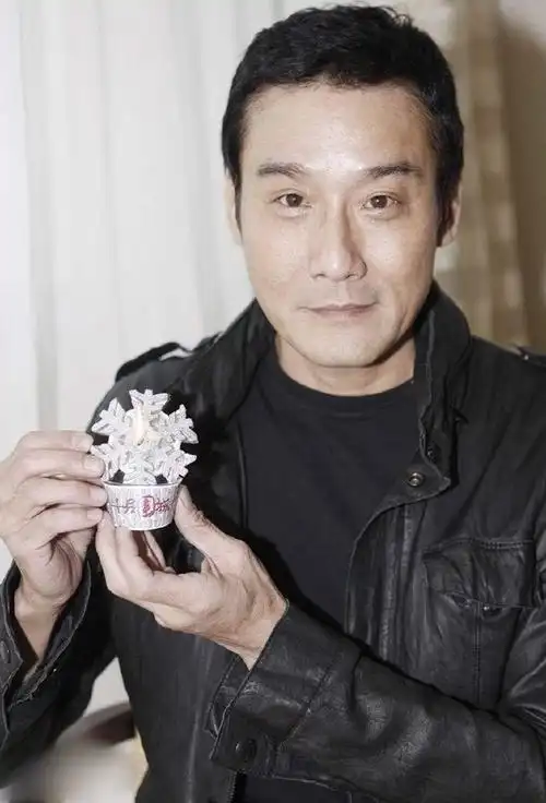 电影镜头外的千面影帝梁家辉