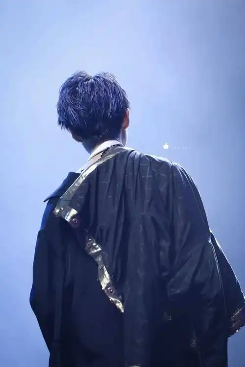 王俊凯劳动节开工  王俊凯背影  追风少年五一劳动节开工,飞扬的西装