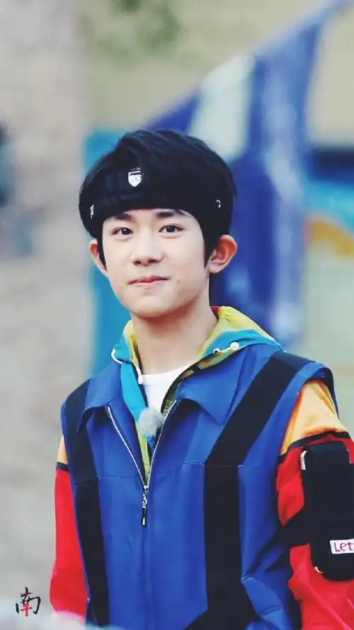 易烊千玺 151105全员加速中录制 crlogo