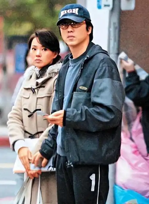 然而二婚的庾澄庆却因为婆媳矛盾,转头就从家里搬出给老婆张嘉欣租了