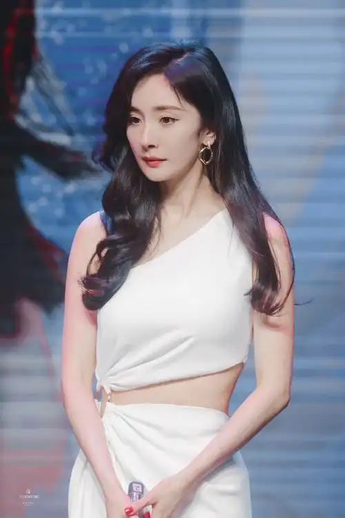 线条#杨幂今日活动饭拍96一袭白色斜肩露腰开叉长裙,尽显完美身材