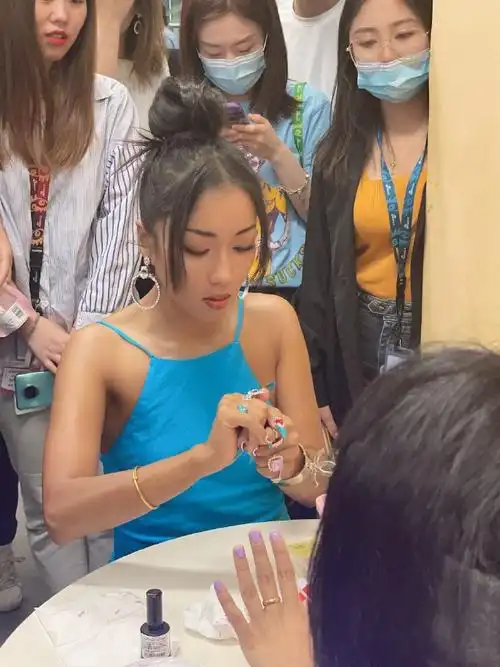 吉克隽逸微博直播##吉克隽逸给新浪小编diy美甲##明星特别任务