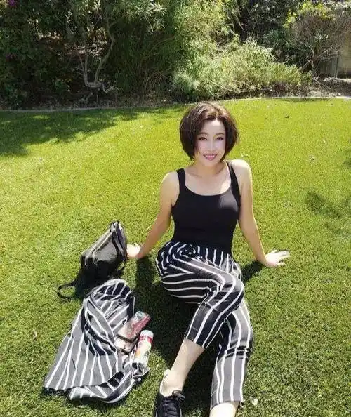 刘晓庆快70岁了还"作妖"?穿吊带秀美腿,这身材哪像奶奶辈的?