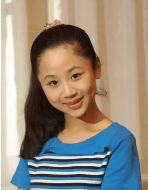 王嘉尔见她变迷弟,另一男星开火锅店放《家有儿女》_何炅_邓伦_冰箱