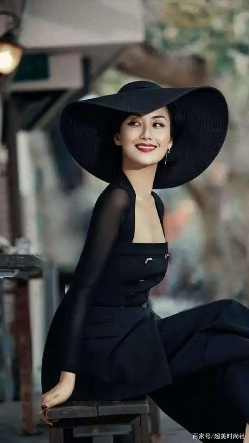 挂历女郎变富太专业户,李颖多年的气质培养,值得35岁 女性学习