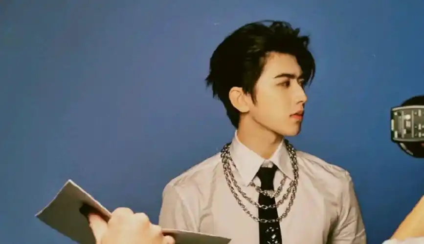 蔡徐坤花絮图氛围感拉满,再来回顾昨天帅气的生图吧