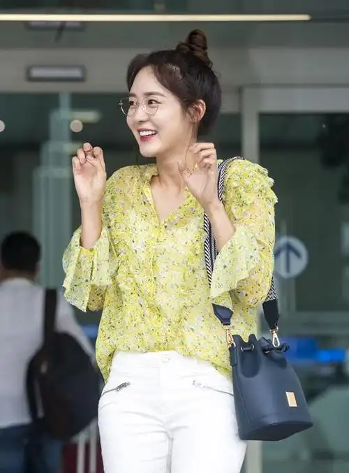仁川,成宥利现身机场,她一身柔美的雪纺碎花衬衫十分抢镜,一条白牛仔