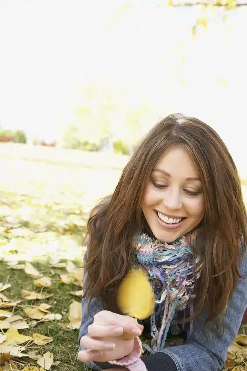 手拿树叶的美女图片素材下载(图片id:215769)_-生活人物-图片素材_ 集