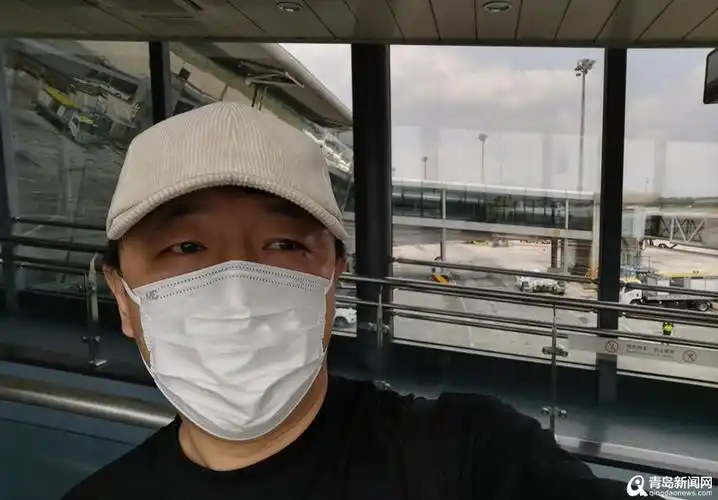 黄渤晒流亭候机照片 感叹"伴我成长的青岛记忆"