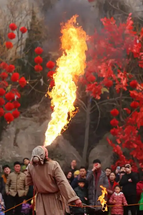 河南开封庙会男子"口喷烈火" 一年喝数千斤煤油