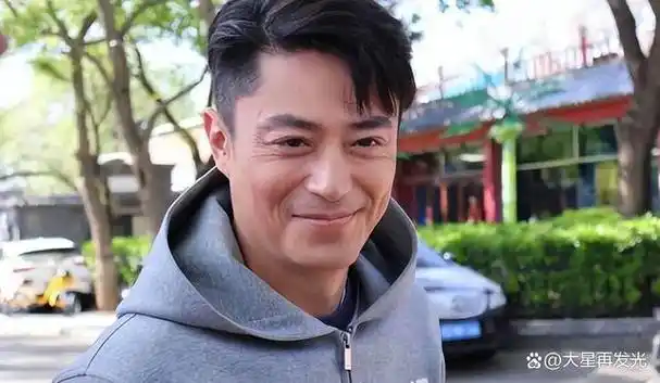 路透照显示,现年44岁的霍建华不仅骑着自行车穿梭在街头,还与路人互动