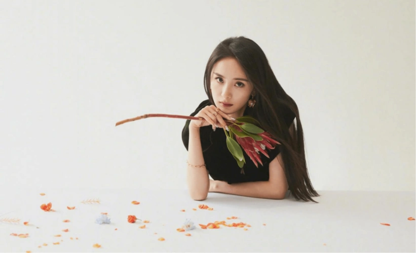 原创杨幂的时尚资源真厉害登上越南时尚芭莎开年封面甜美动人