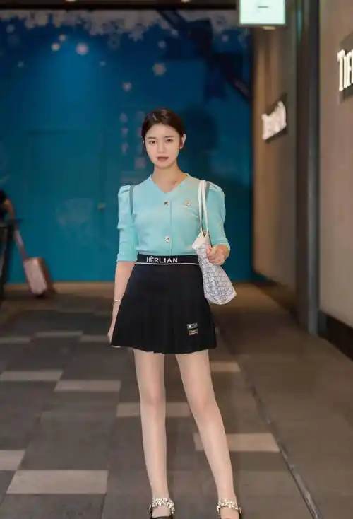 高挑身材,短裙尽显高显大长腿!短裙变明星!_展现_女性_时尚