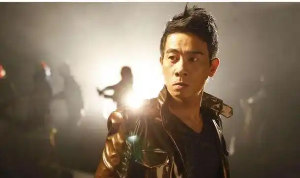 因贫穷3000块卖掉弟弟,现上亿身家也找不回,成陈小春一辈子的痛