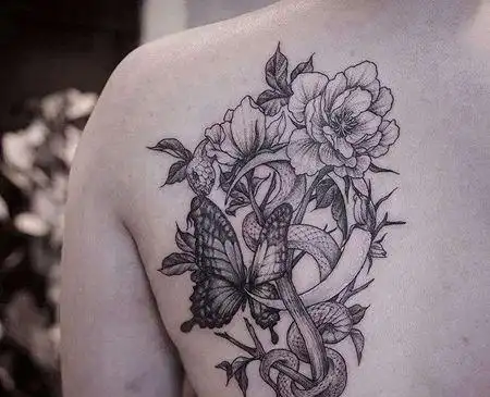 点线蝴蝶后背蛇花卉纹身图案