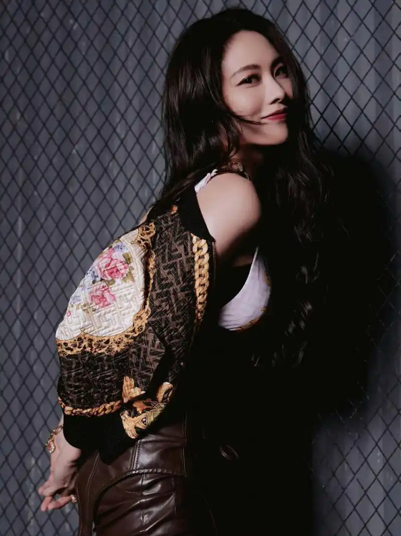 王霏霏# 皮衣皮裤也掩盖不住曲线身材,前凸后翘,纤瘦大长腿,性感火辣