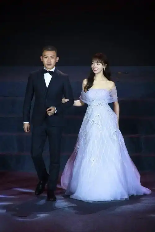 吴谨言聂远携手走红毯聂远绅士为其提裙摆二人同时获奖心情佳