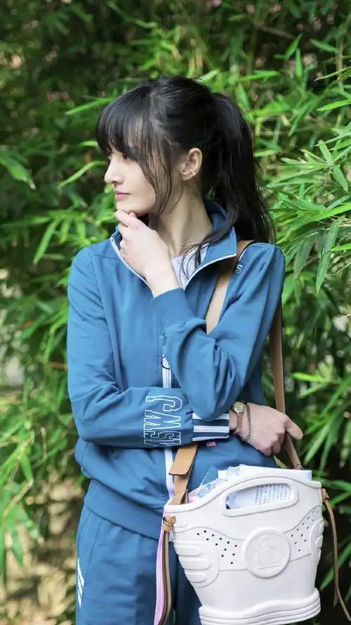 郑爽穿复古校服出镜,高马尾齐刘海少女感十足_哔哩哔哩 (゜-゜)つロ