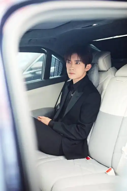 易烊千玺法国活动造型图#易烊千玺霸总气场#黑色西装造型的千玺,车内