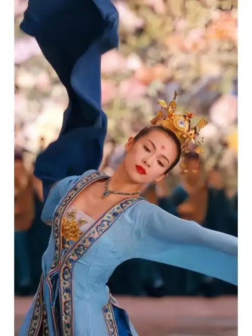 长袖善舞,章子怡这段听音击鼓真是美到呆住,动作干脆利落(有部分是舞