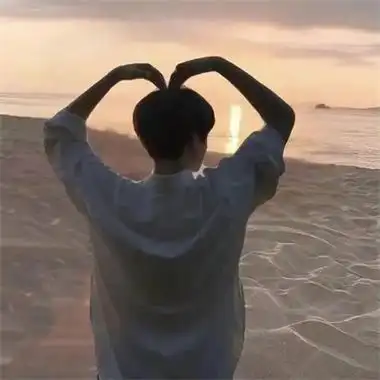 情侣比心手势情侣头像图片大全