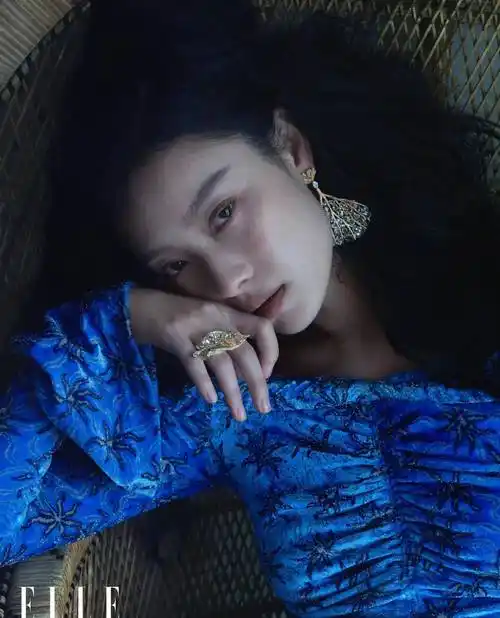 倪妮112月刊封面满屏高级感,海藻卷发慵懒自在,神似舒淇又像姚晨_风格