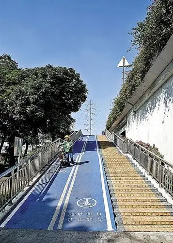 电动车怎么上天桥新桥专门建了推行道更宽更美更安全
