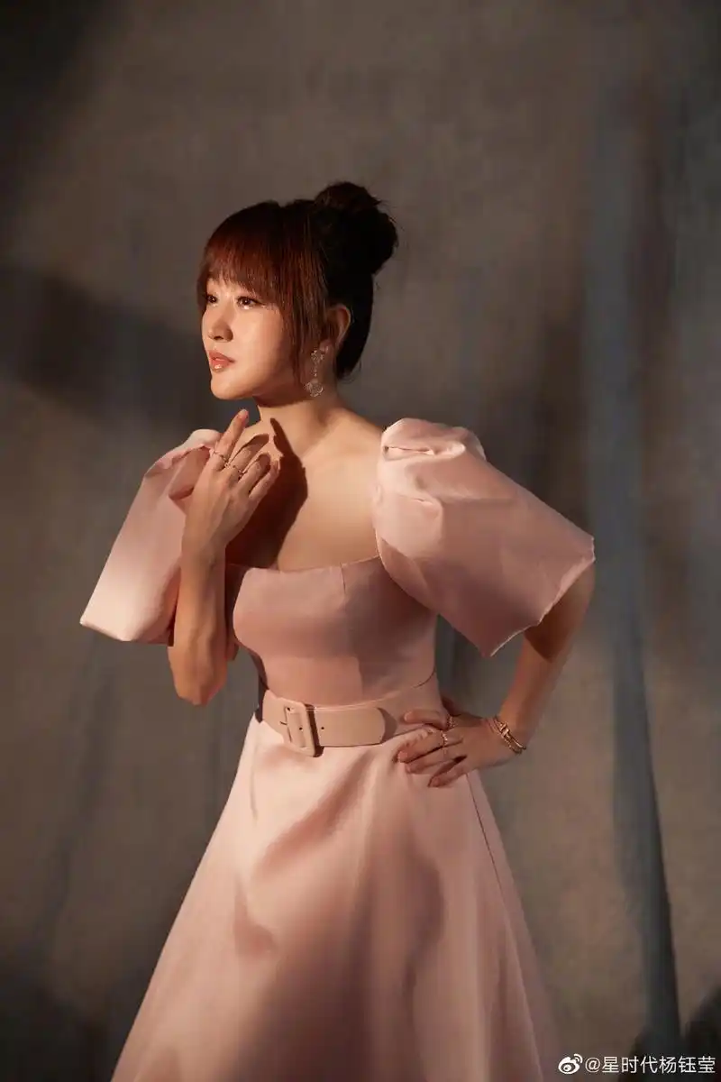 49岁杨钰莹小年夜晒美照身材凹凸有致胶原蛋白满满