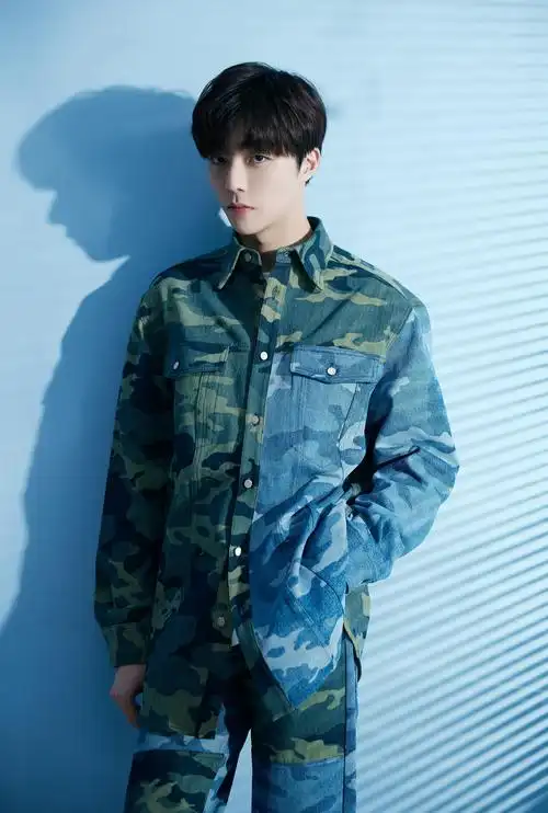 陈立农蓝色调帅气写真