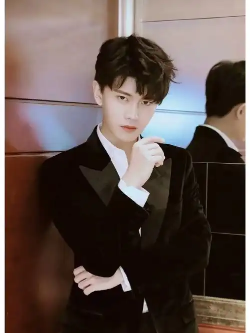 任嘉伦西装图鉴