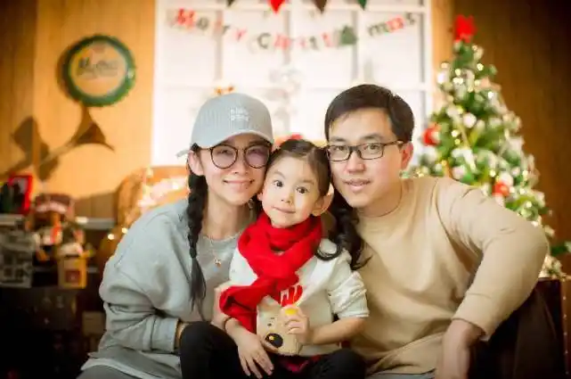 贝倩妮的老公张骏是她的初中同学,据说也是豪门之子.