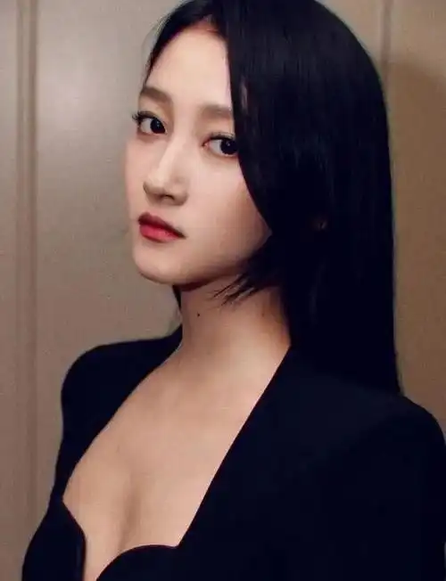 关晓彤难得放开一回,穿黑色低领短裙大秀身材,真给鹿晗"长脸"_网易