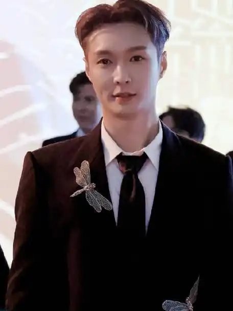 周冬雨张艺兴同框生图##星姐微博