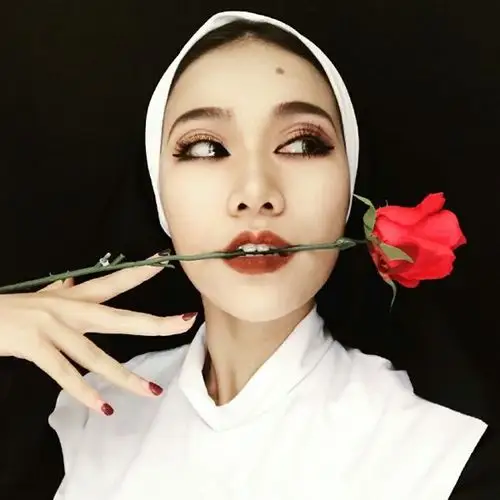 口咬玫瑰花头像