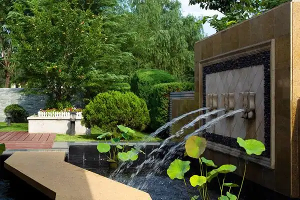 水景设计要借助水的动态效果,营造充满活力的居住氛围,改善小区的景观