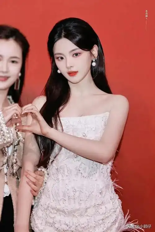 杨超越身穿钉珠蕾丝礼服裙亮相上海时装周杨超越背部身材好绝啊