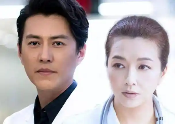 她含着泪水与靳东告别,带着女儿悄然离开故土.