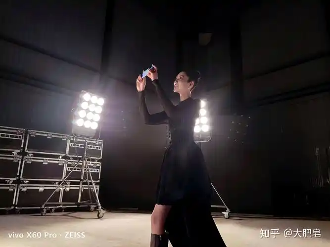 vivox60pro样张曝光刘雯大表姐气质出镜