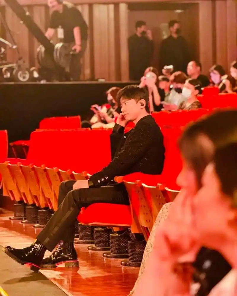 张杰 东方卫视在搞618活动 满16万减10万,马云来了 - 抖音