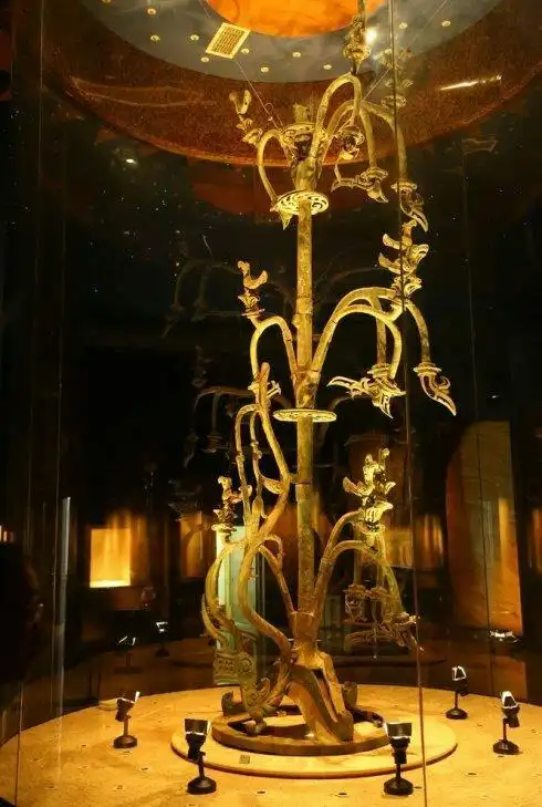 这是镇馆之宝-------通天神树.最上端已缺失,神树上有一条龙.