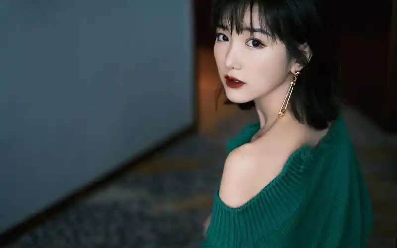 毛晓彤性感优雅写真桌面壁纸