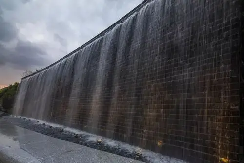 跌水墙树林广场由于这块区域是是下沉广场背后能够让人停留休息的地方