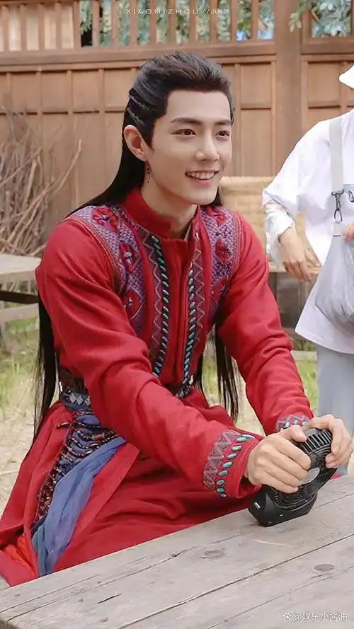 《玉骨遥》肖战唯一的红衣造型,从高冷少司命变成调皮的时影!