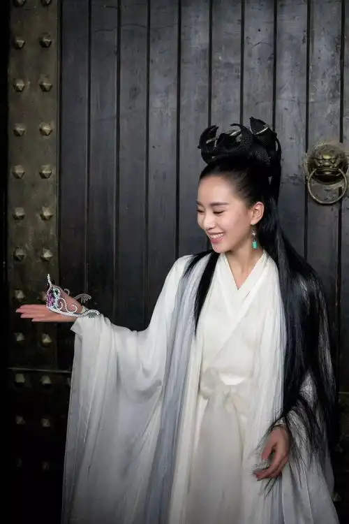 围观咯,刘诗诗在象山影视城拍摄现场惊喜过生日