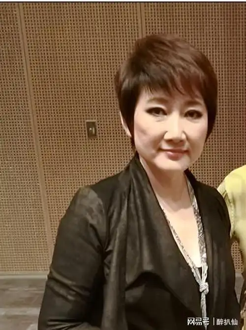 王刚前妻成方圆一生2婚2离不生孩子62岁与父亲相依为命