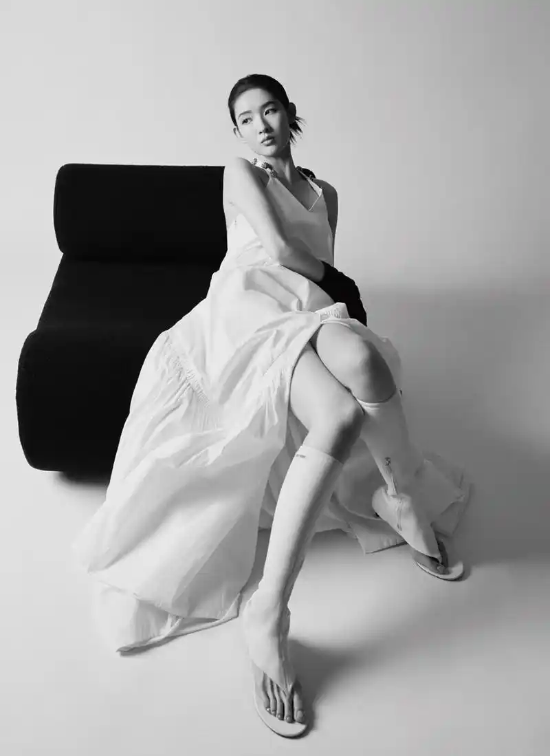 王玉雯美丽的脚杂志大片,如同春日的花园,温暖而美丽.