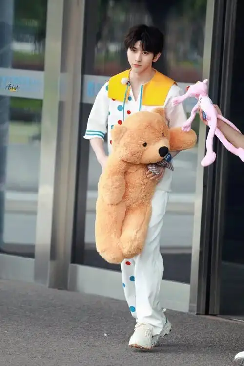 大宝宝抱着大熊02spotlight-蔡徐坤#蔡徐坤#hug me(抱我)