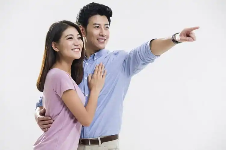 快乐的年轻情侣看向远方