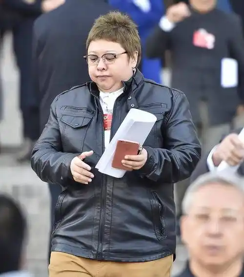 韩红瘦出曲线像换了个人!穿铆钉外套尖下巴抢镜_时尚_造型_牛仔