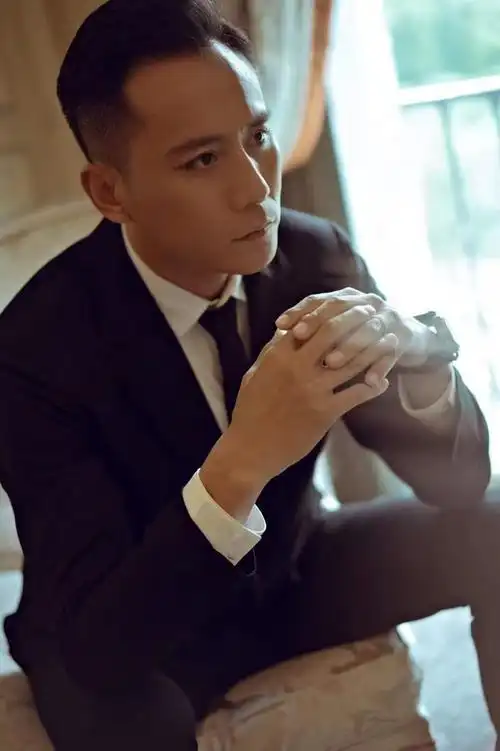 巴黎写真帅气迷人 刘烨称最爱苏菲·玛索